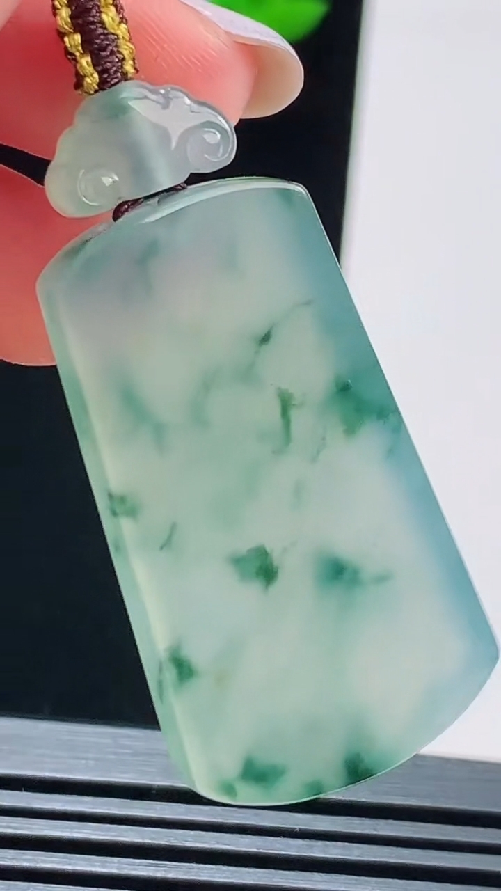 天然A货翡翠种飘花无事牌吊坠，尺寸39.6-22.5-6，重量:16.45g
8月16日