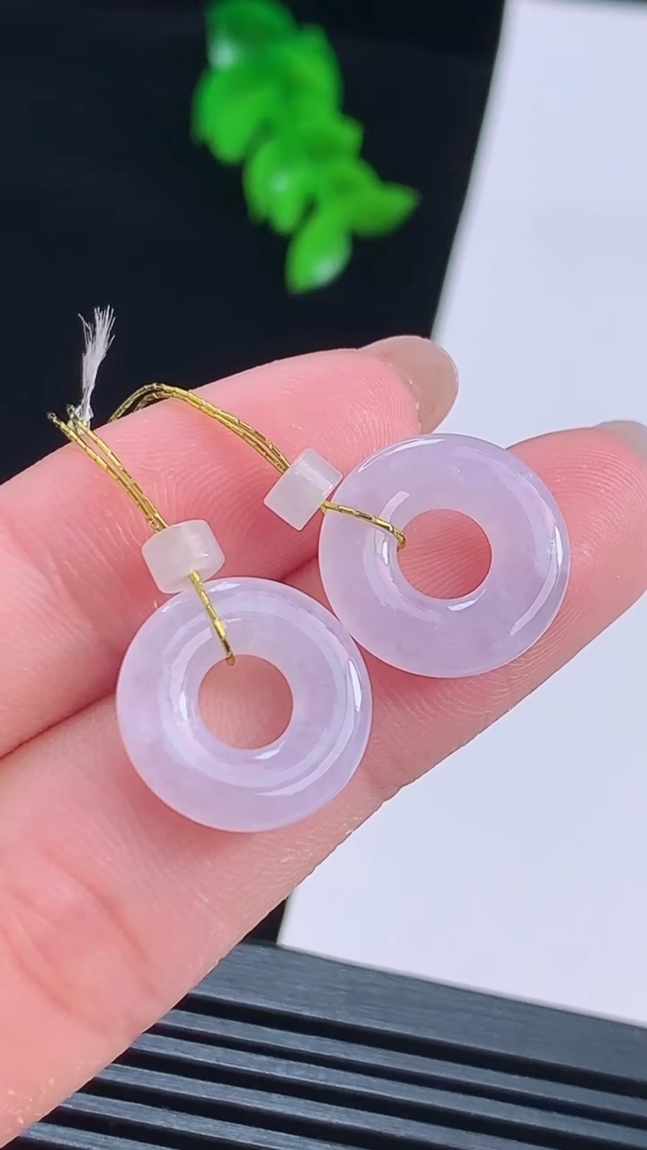 天然A货翡翠紫罗兰平安环吊坠一对，尺寸15-2.5 重量:2.58g
8月16日