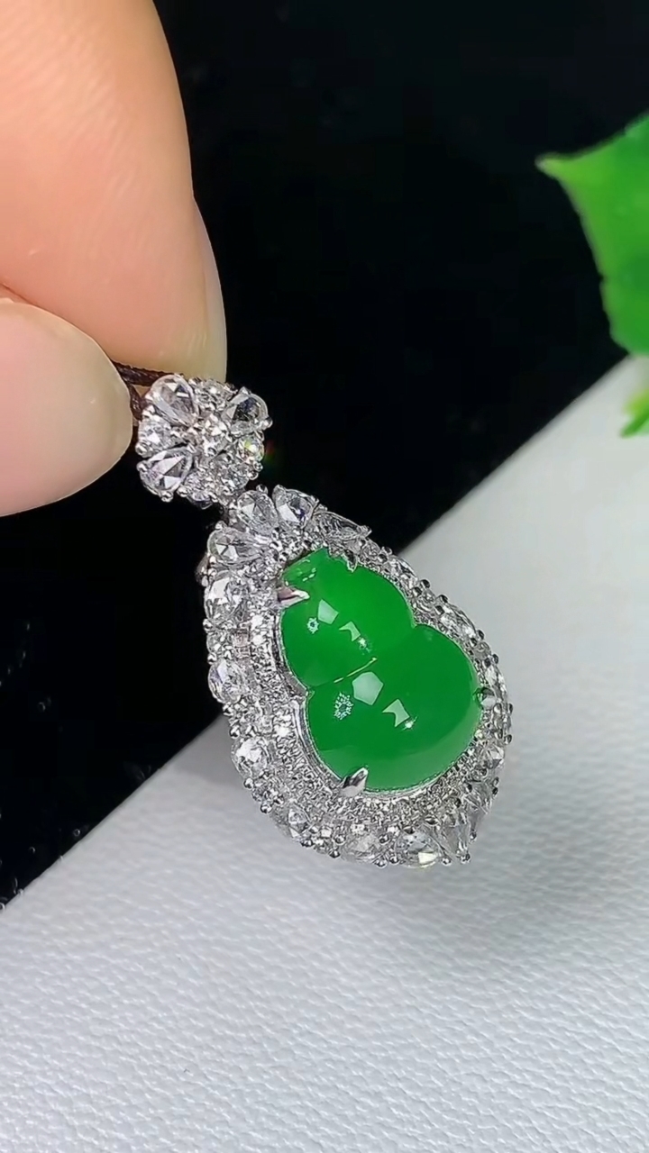 天然A货翡翠葫芦吊坠，尺寸24.4-12.6-11.9，裸石10.5-7.7，重量:3.35g
8月16日