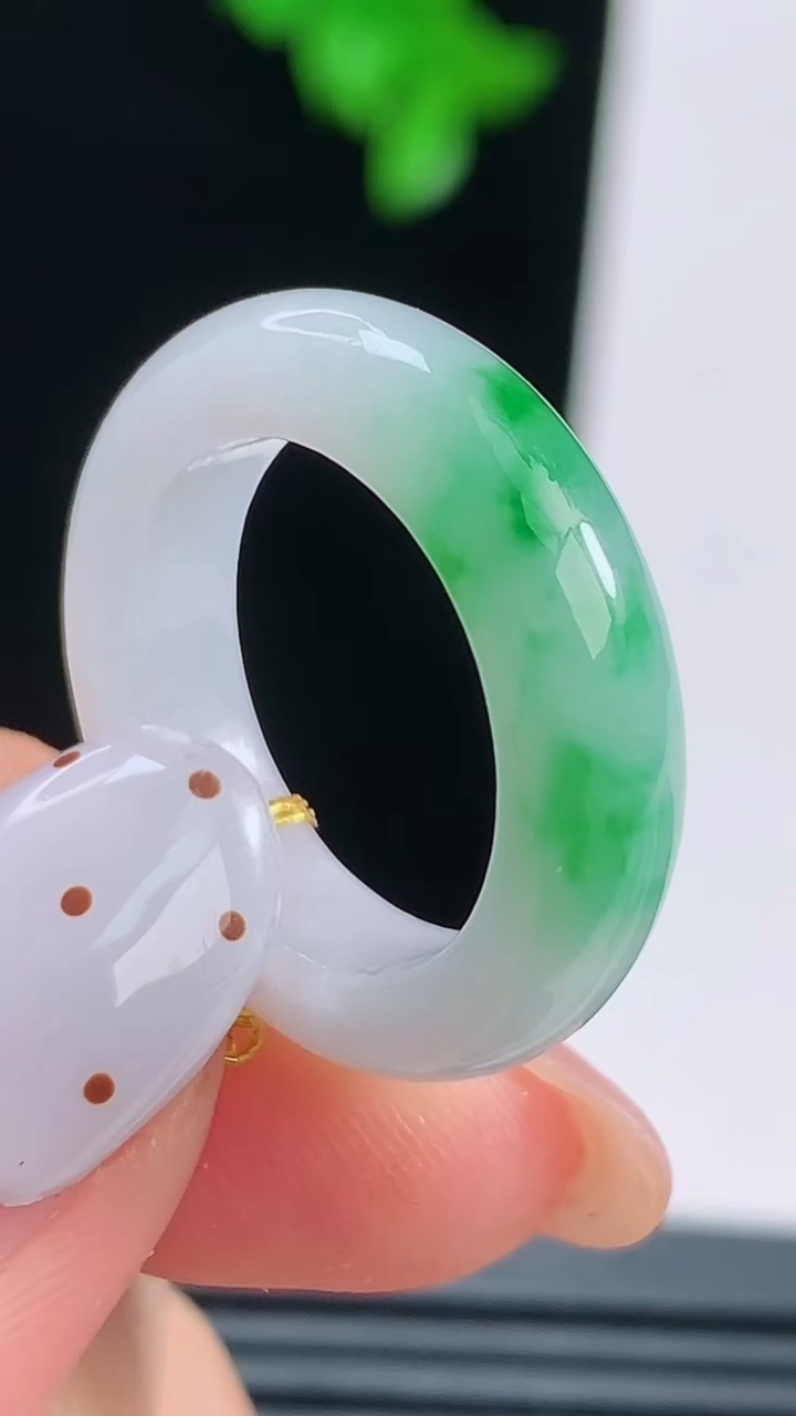 天然A货翡翠玉指环 戒指，尺寸15.5-5.2-3.5，重量:3.84g2026年8月16日
工厂直