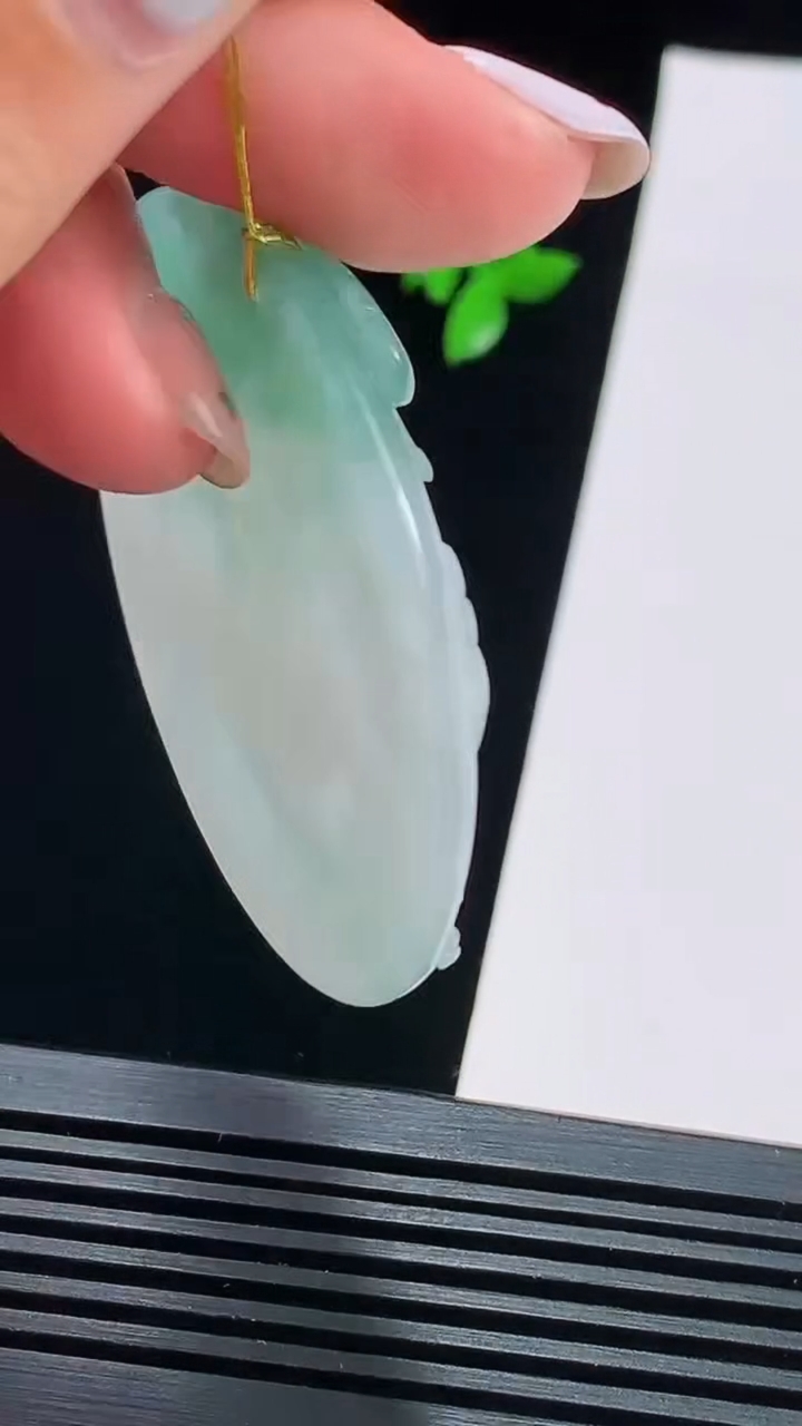 天然A货翡翠飘花生肖兔牌吊坠，尺寸51-5.6 重量:30.69g
8月16日