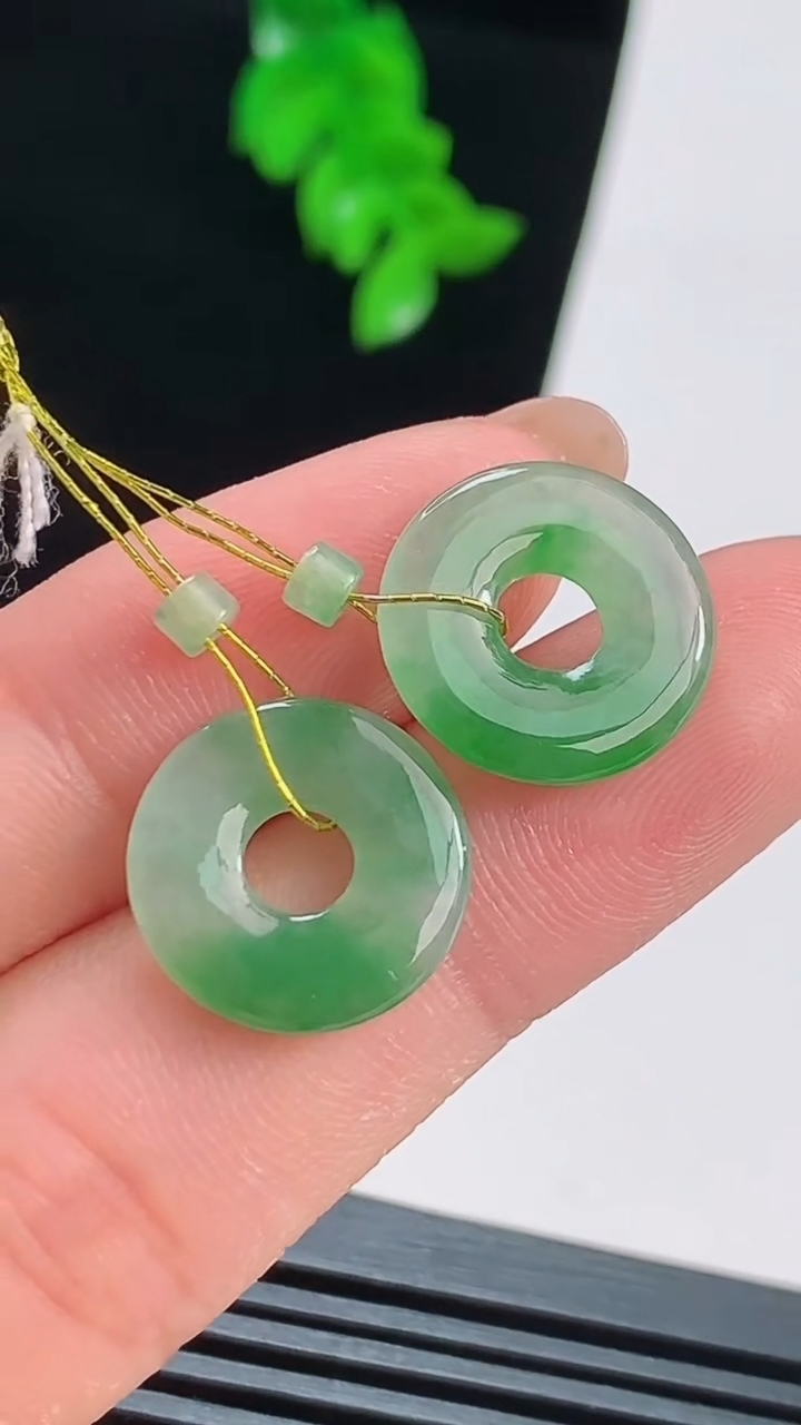 天然A货翡翠平安环吊坠一对，尺寸15-2.2 重量:2.44g
8月16日