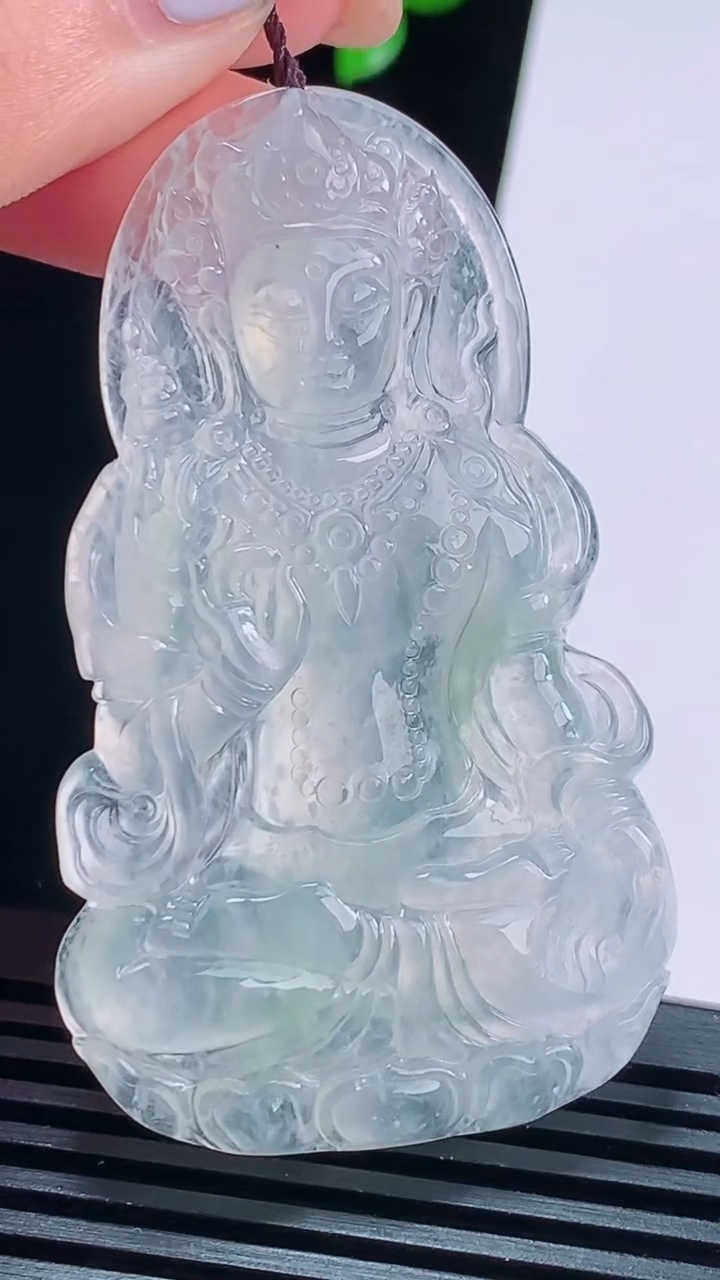 天然A货翡翠种飘花度母菩萨吊坠，尺寸61-36-5.2，重量:22.49g
8月16日