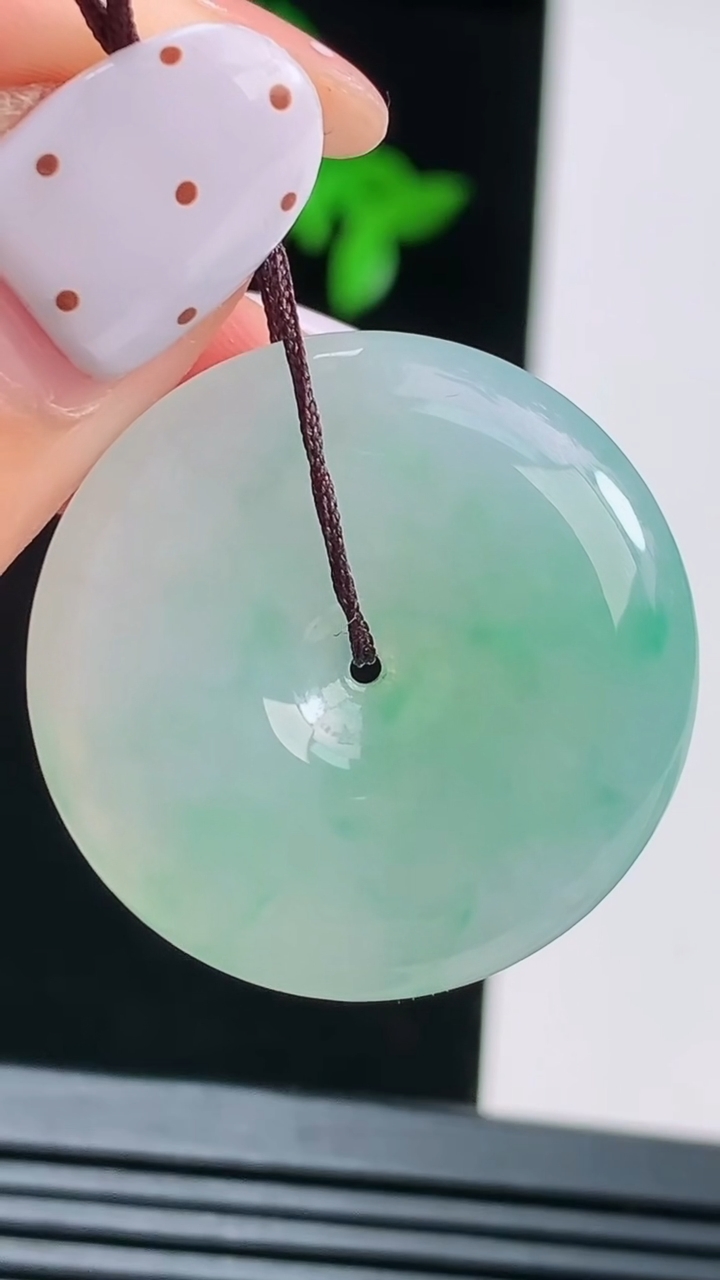 天然A货翡翠平安扣吊坠，尺寸28.5-5.8 重量:10.05g
8月16日
