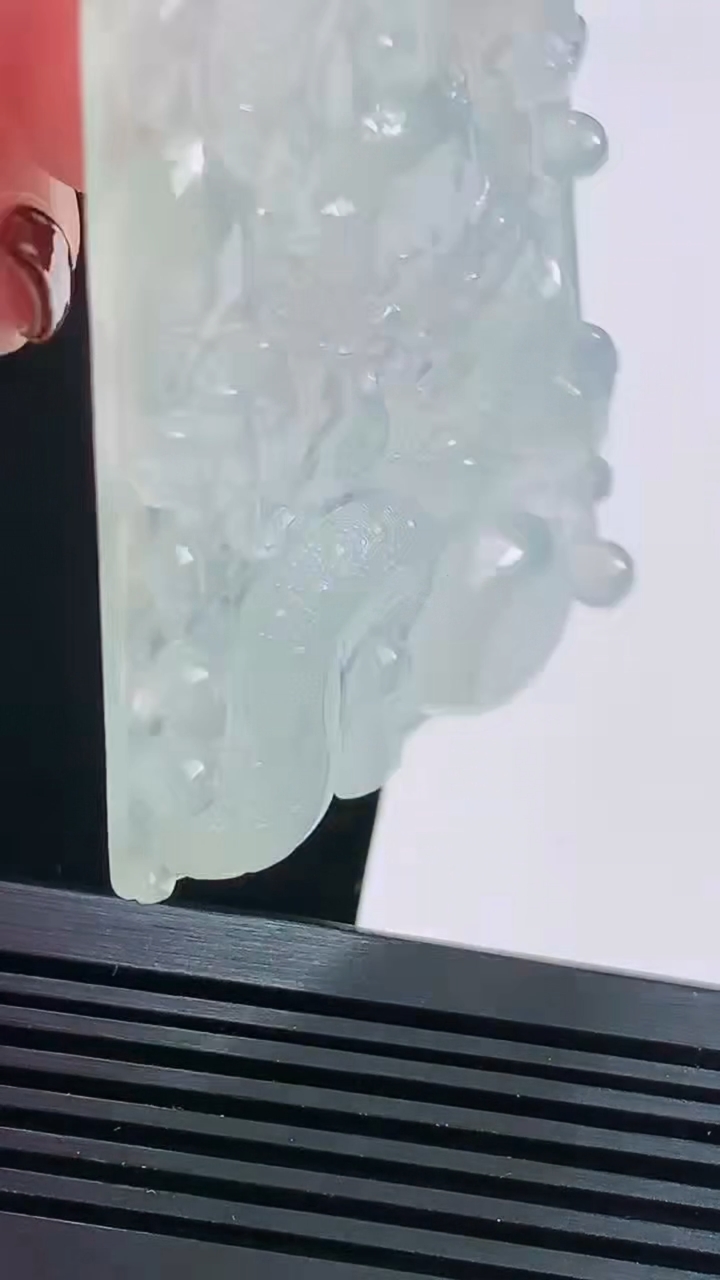 天然A货翡翠龙牌吊坠，尺寸61.5-42.6-6 重量:30.98g
8月16日