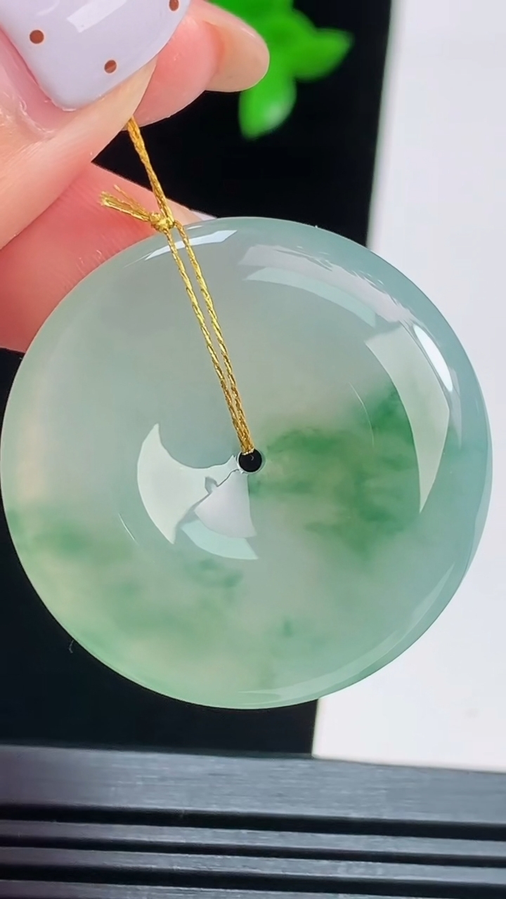 天然A货翡翠飘花平安扣吊坠，尺寸32.5-5.8 重量:13.00g
8月16日
