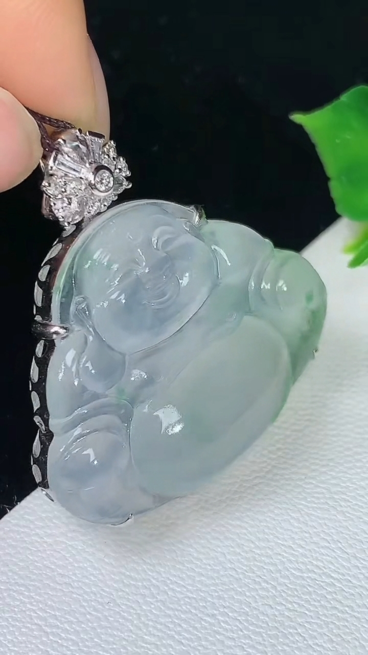 天然A货翡翠佛公吊坠，尺寸32.4-24.4-31.6-9.2，重量:8.37g
8月16日