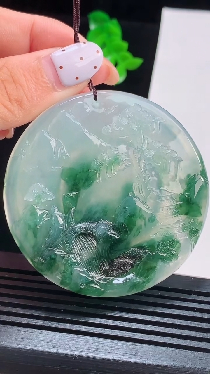 天然A货翡翠种飘花山水牌吊坠，尺寸58-8 重量:50.16g
8月16日