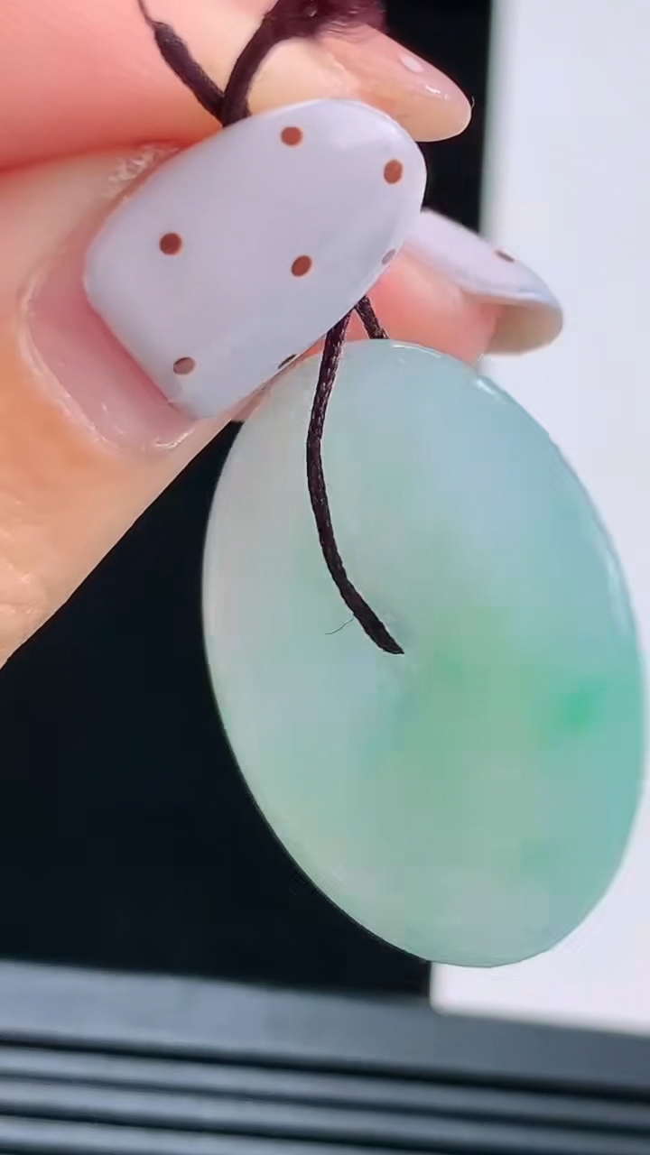 天然A货翡翠平安扣吊坠，尺寸28.5-5.8 重量:10.05g
8月16日