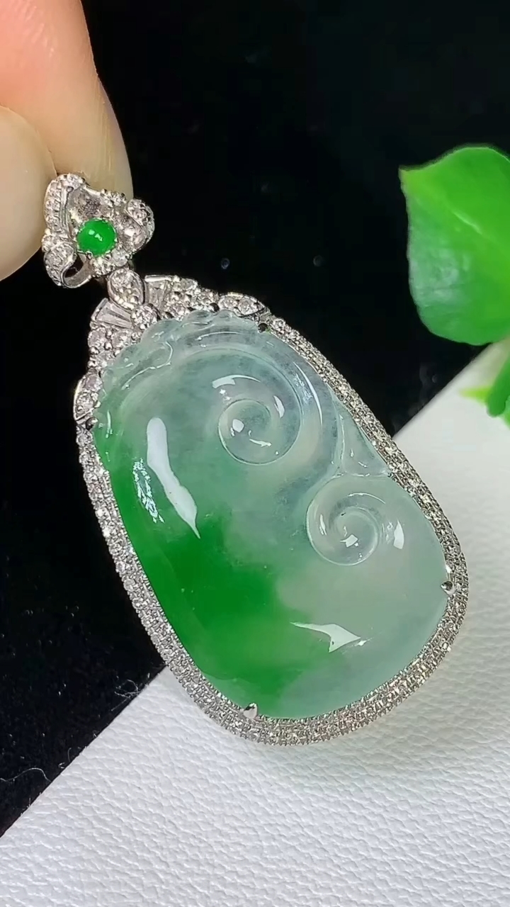 天然A货翡翠如意吊坠，尺寸36.2-17.9-8.8，裸石23.9-14.8，重量:5.25g
8月
