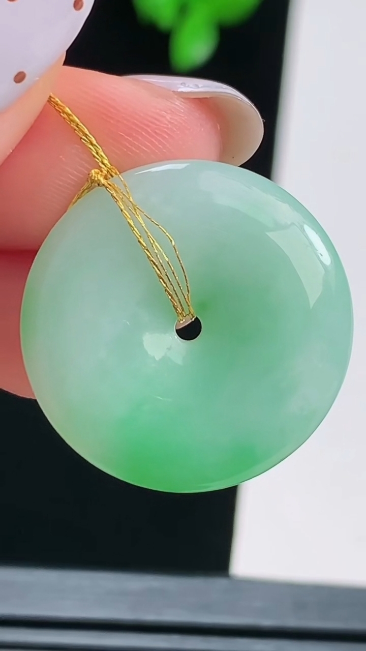 天然A货翡翠平安扣吊坠，尺寸23-4.5 重量:5.12g
8月16日