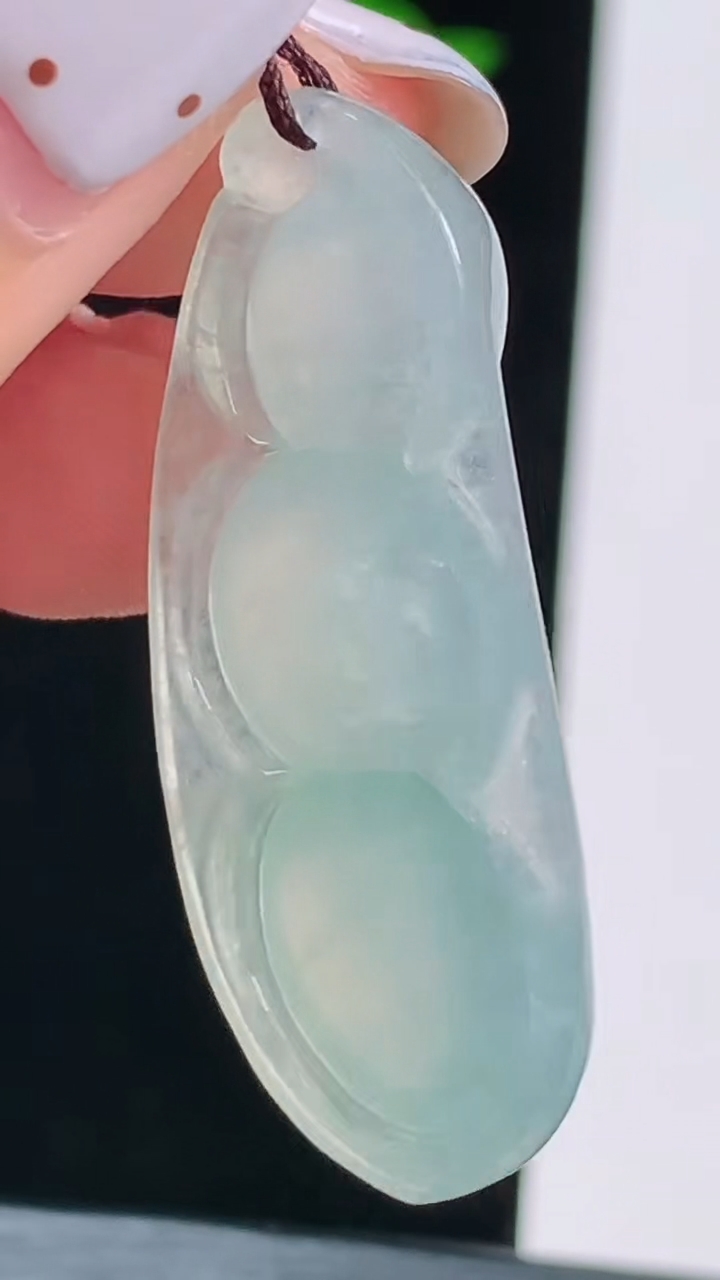 天然A货翡翠福豆吊坠，尺寸39-16.5-7，重量:7.58g
8月16日