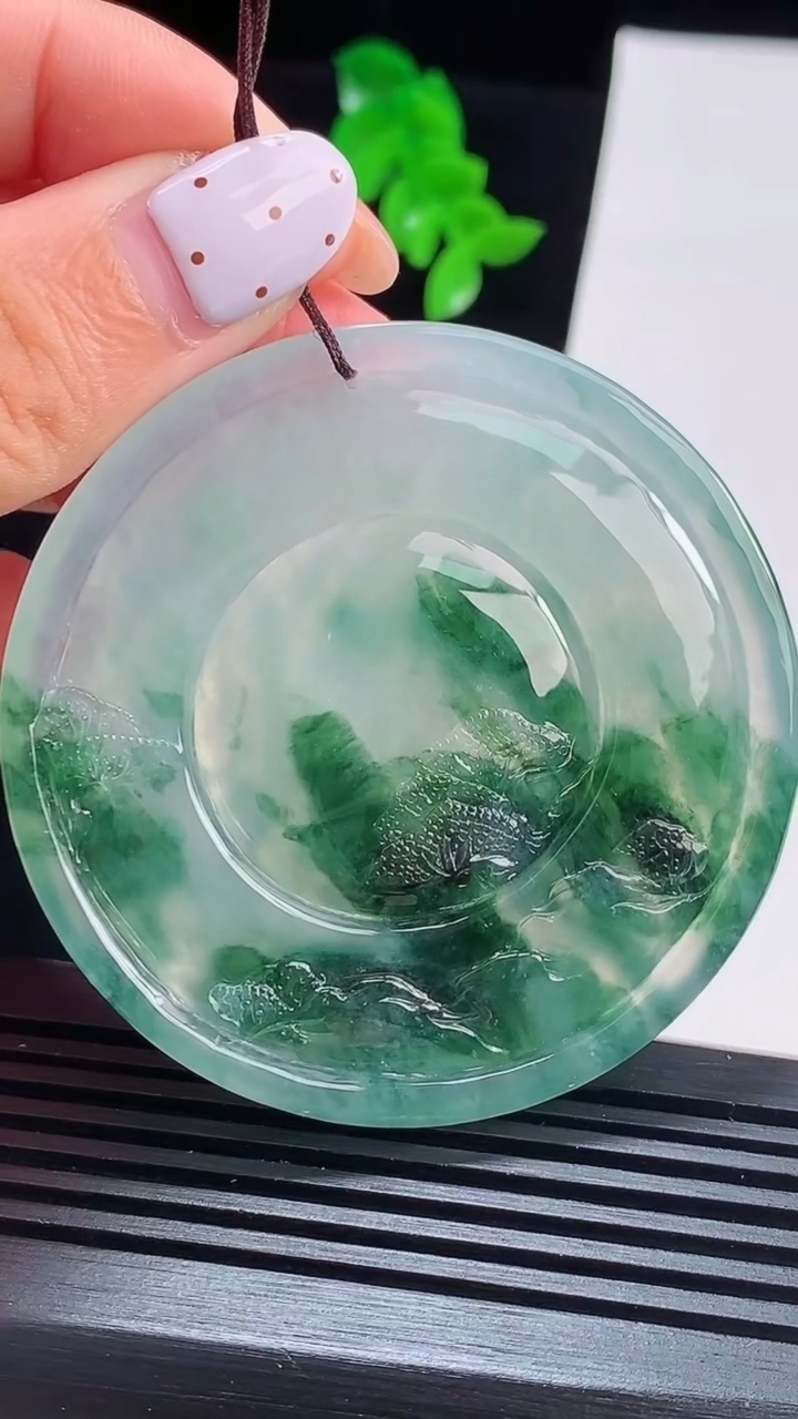 天然A货翡翠种飘花山水牌吊坠，尺寸58-8 重量:50.16g
8月16日