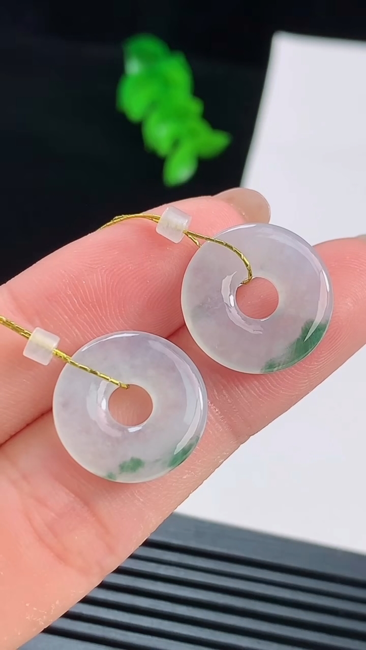 天然A货翡翠飘花平安环吊坠一对，尺寸16-2.5 重量:3.12g
8月16日