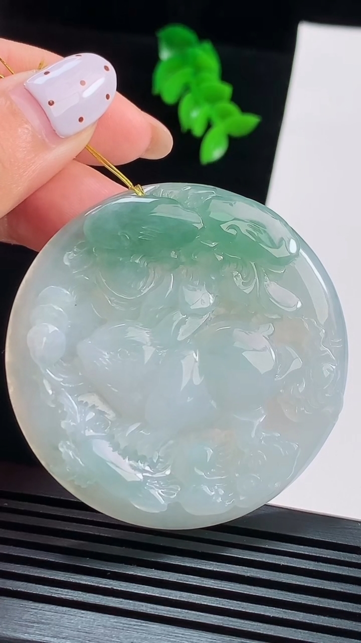 天然A货翡翠飘花生肖兔牌吊坠，尺寸51-5.6 重量:30.69g
8月16日