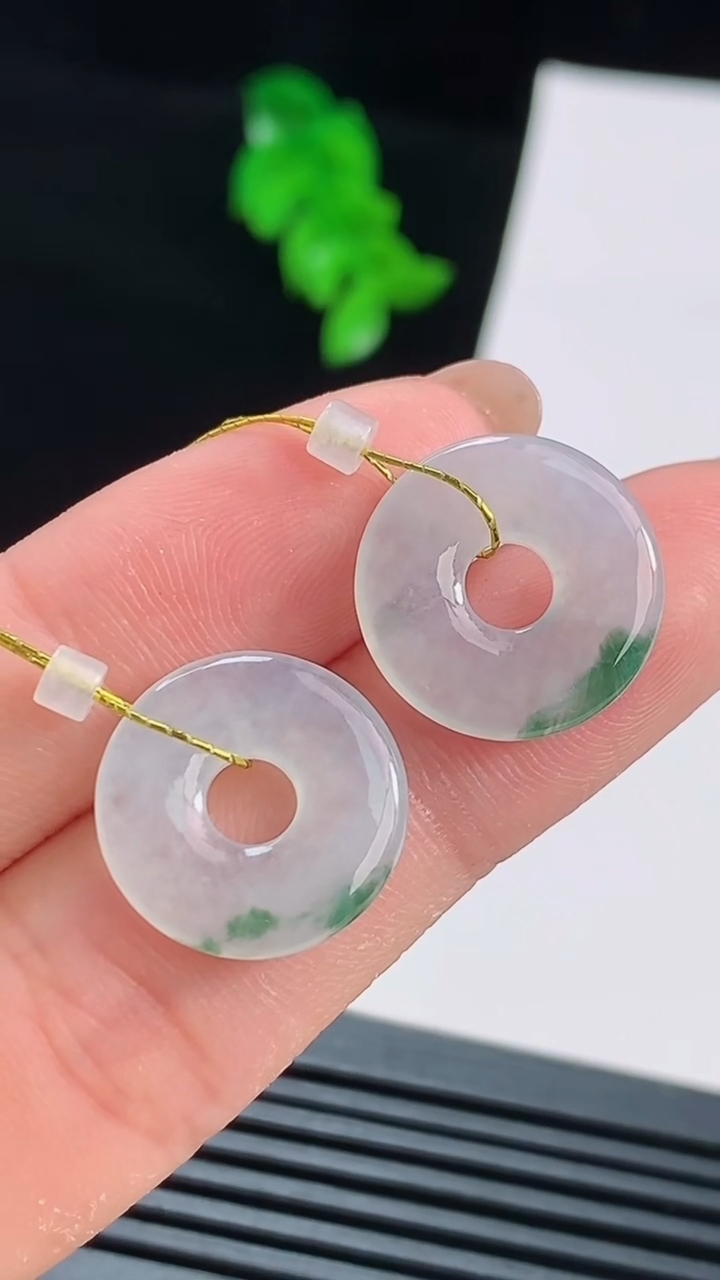 天然A货翡翠飘花平安环吊坠一对，尺寸16-2.5 重量:3.12g
8月16日