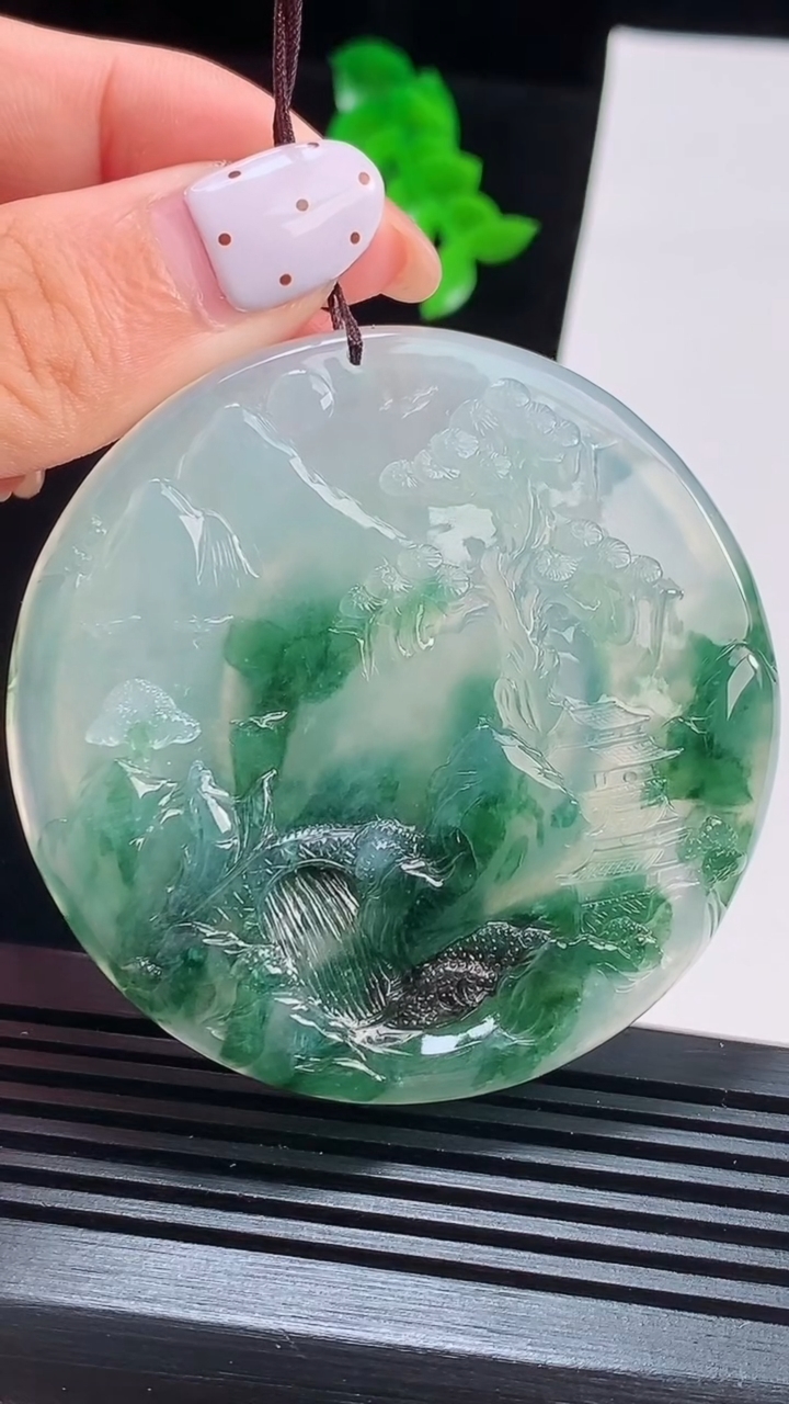 天然A货翡翠种飘花山水牌吊坠，尺寸58-8 重量:50.16g
8月16日