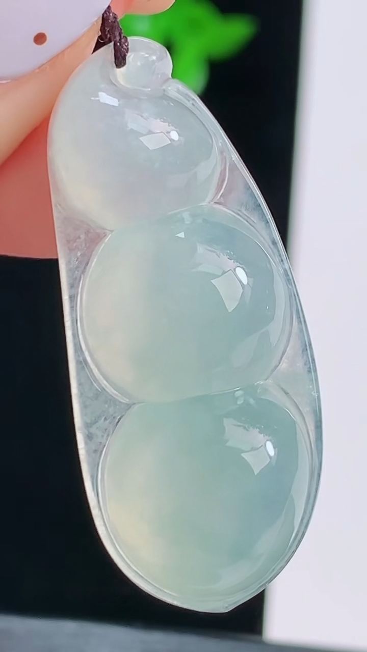 天然A货翡翠福豆吊坠，尺寸39-16.5-7，重量:7.58g
8月16日