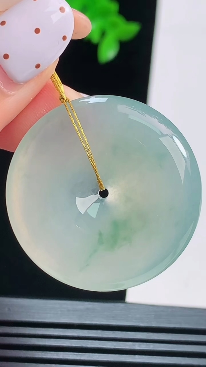 天然A货翡翠冰种飘花平安扣吊坠，尺寸32-5.2 重量:11.47g
8月16日
