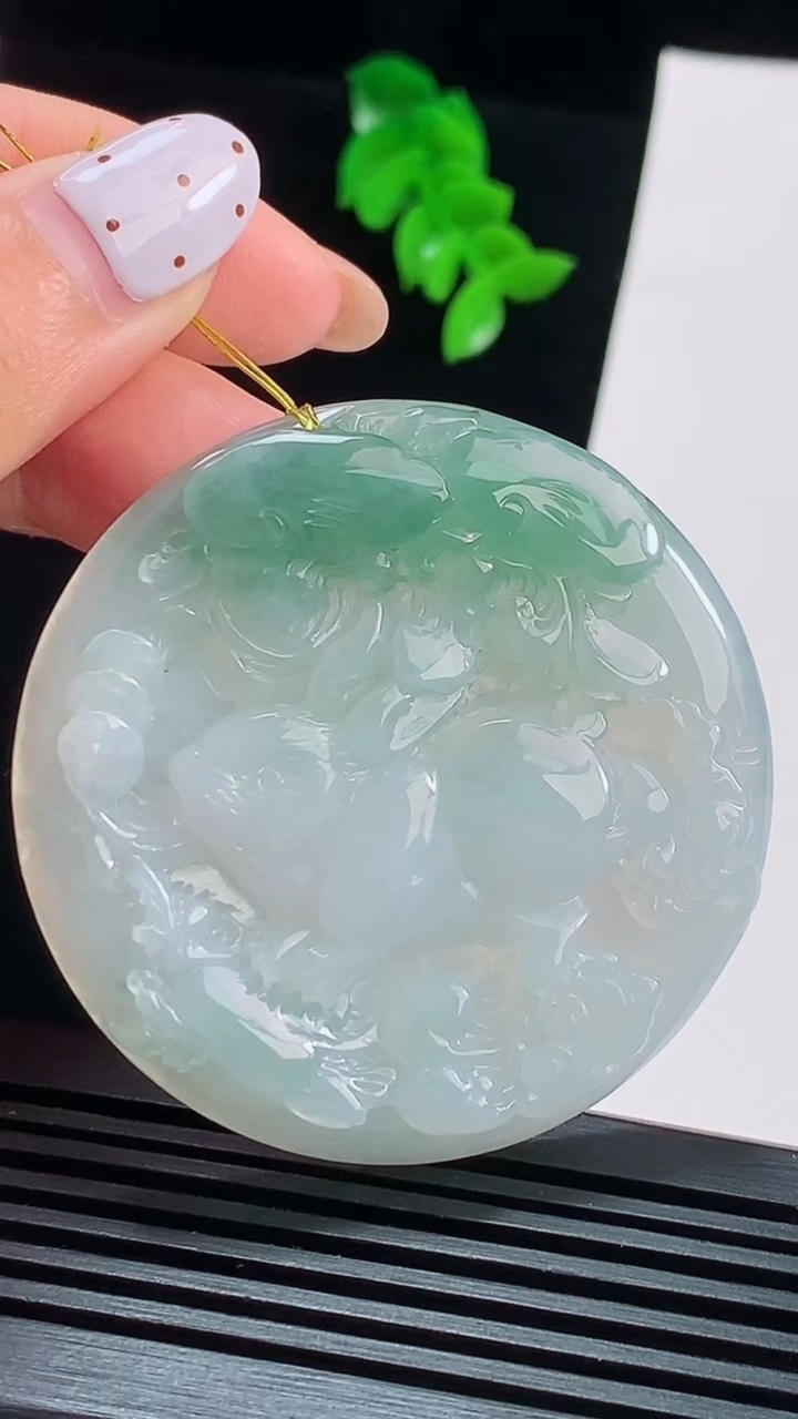 天然A货翡翠飘花生肖兔牌吊坠，尺寸51-5.6 重量:30.69g
8月16日
