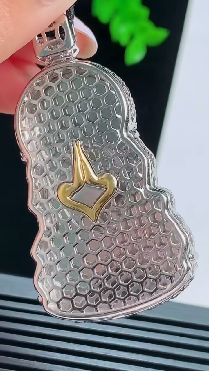 天然A货翡翠种白冰大势至菩萨吊坠，尺寸54.5-29-10，裸石43-29 重量:17.74g
8月16日