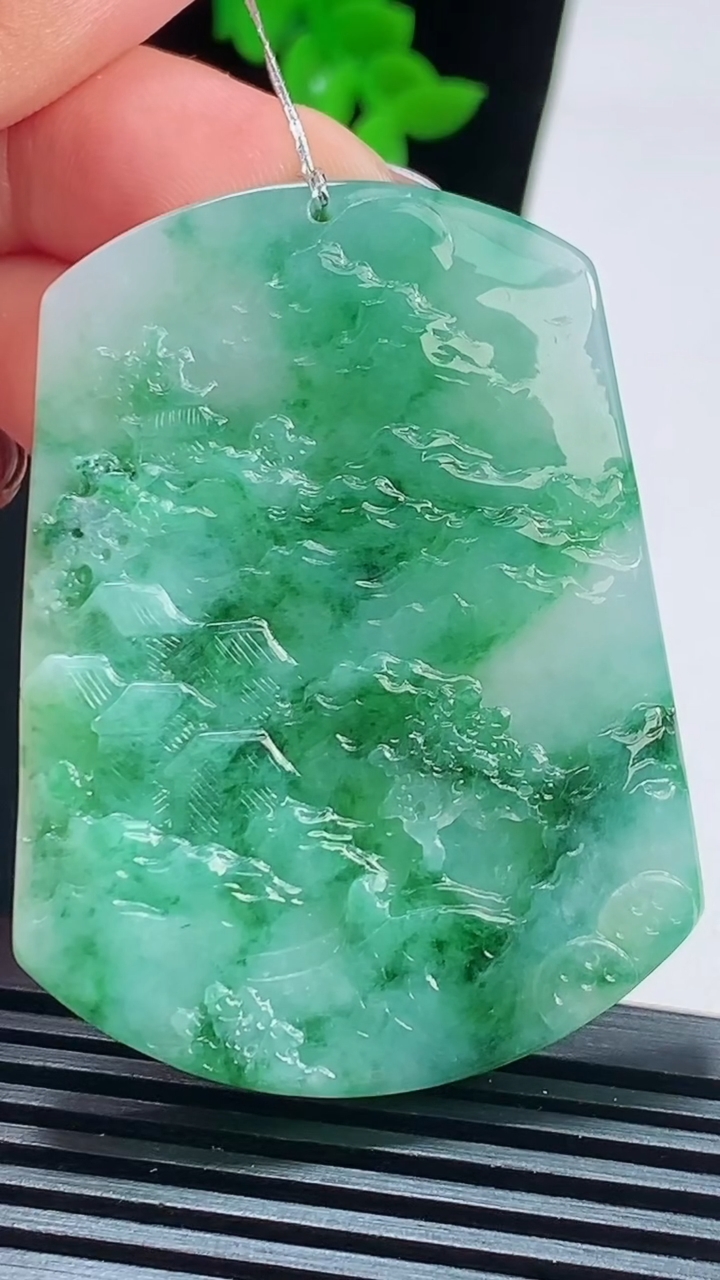 天然A货翡翠山水牌吊坠，尺寸54-40.5-6 重量:31.41g
8月16日
