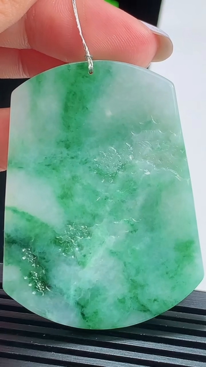 天然A货翡翠山水牌吊坠，尺寸54-40.5-6 重量:31.41g
8月16日
