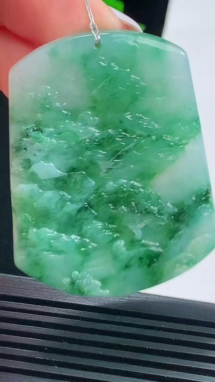 天然A货翡翠山水牌吊坠，尺寸54-40.5-6 重量:31.41g
8月16日