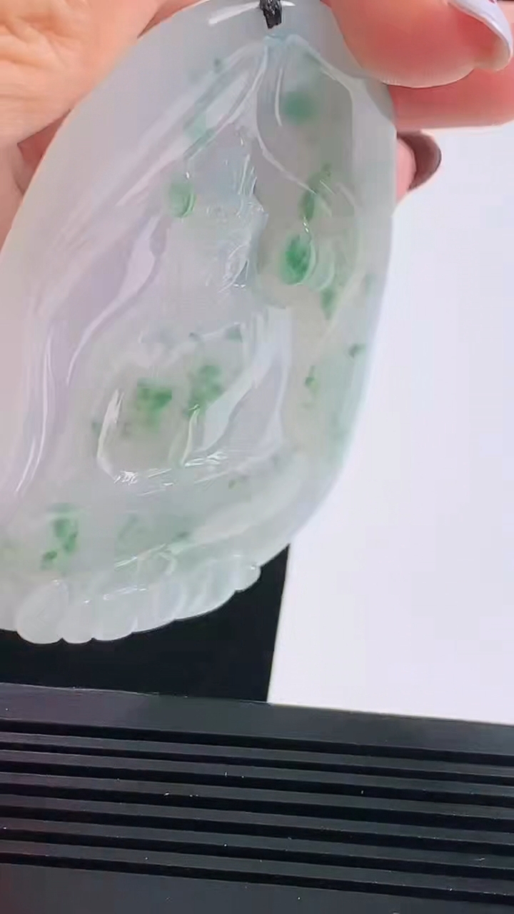 天然A货翡翠种飘花素衣观音吊坠，尺寸71.8-47-5.5 重量:43.12g
8月17日