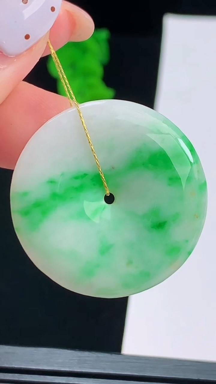 天然A货翡翠平安扣吊坠，尺寸30-5 重量:10.00g
8月17日