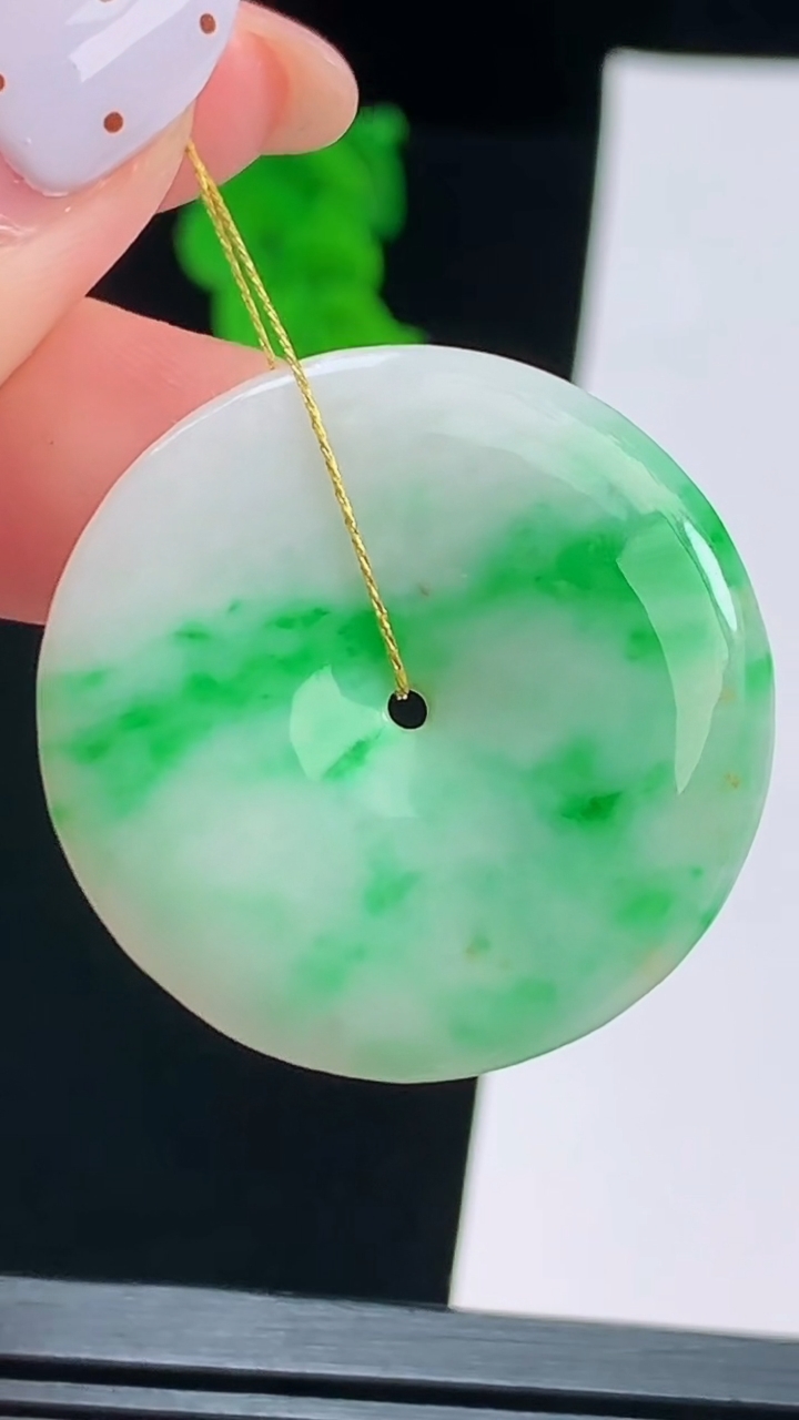 天然A货翡翠平安扣吊坠，尺寸30-5 重量:10.00g
8月17日