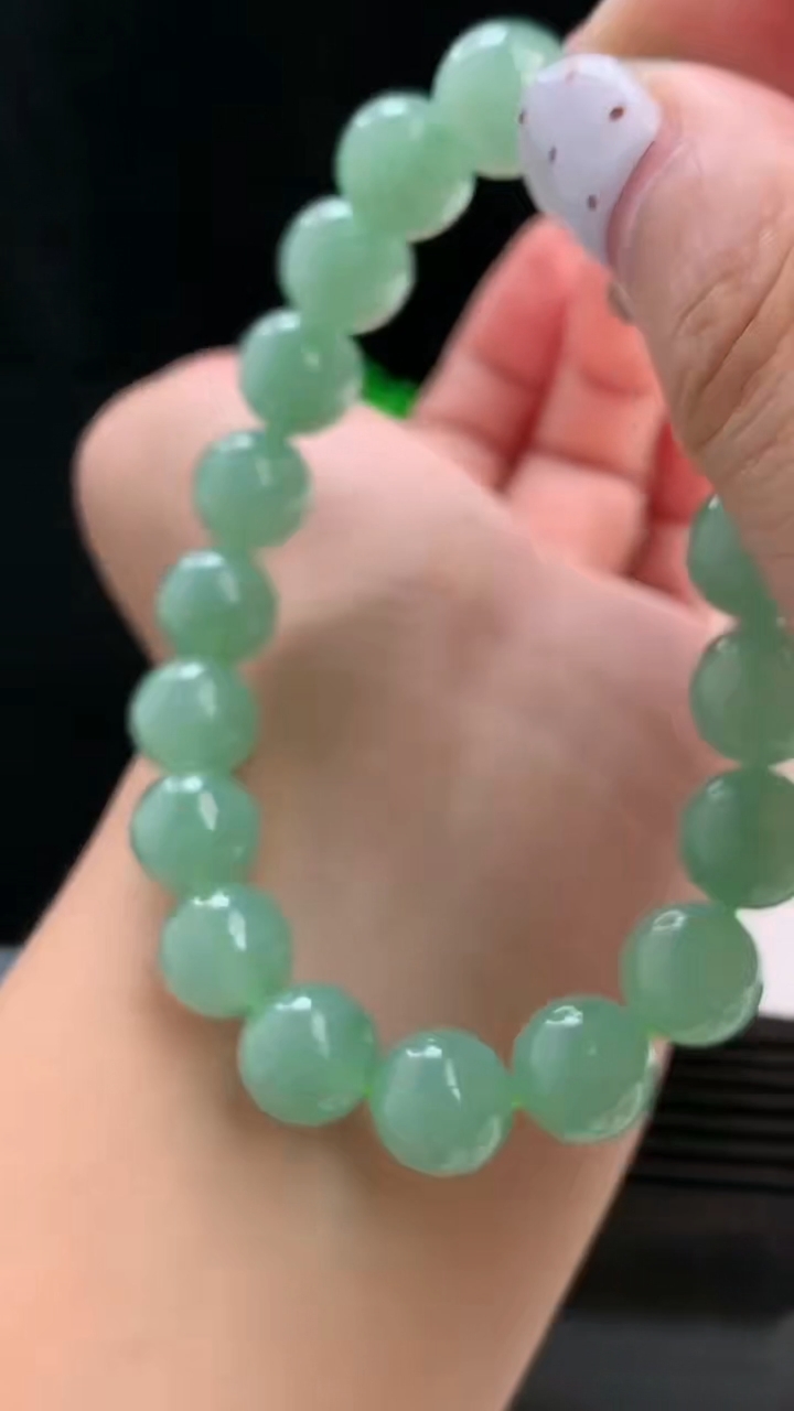 天然A货翡翠圆珠手串，尺寸10-19颗 重量:33.69g8月17日
工厂直销收藏佳品,种好水足，色泽均匀，有种有色，上手高大气！
