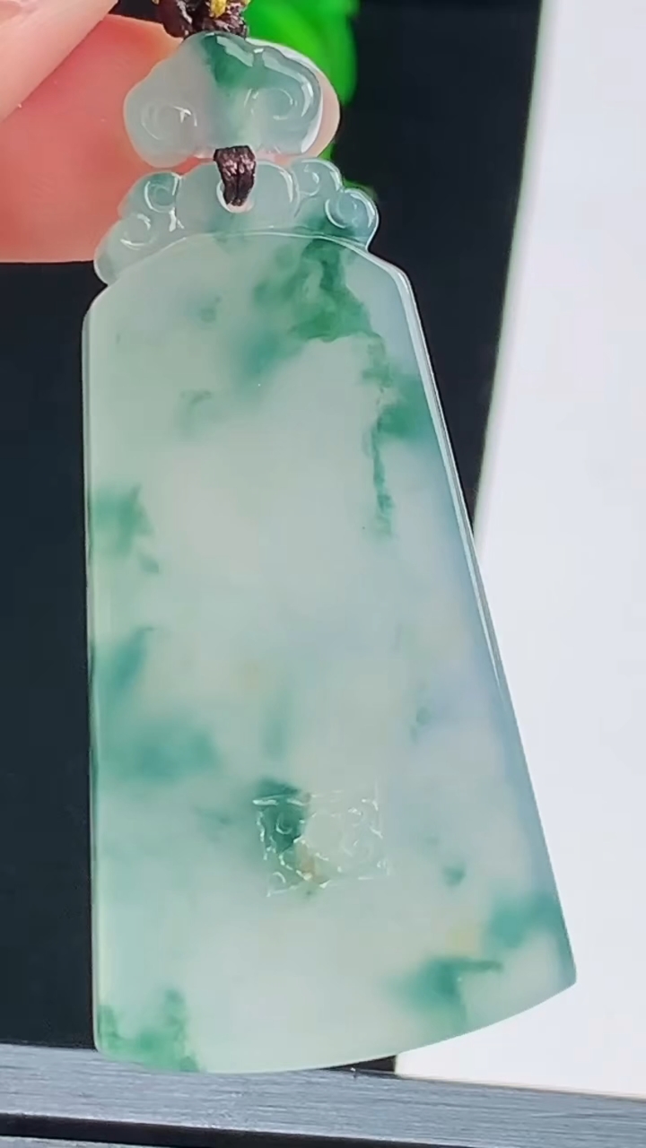 天然A货翡翠种飘花仿古无事牌吊坠，尺寸45-23.6-5.5 重量:16.55g
8月17日