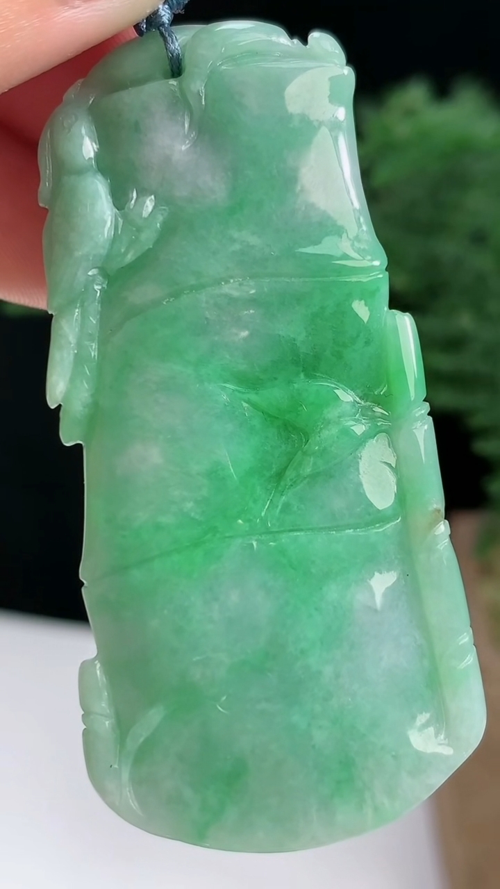 天然A货翡翠节节高升 竹节吊坠，尺寸58.6-28.2-6.2 重量:23.91g
8月17日