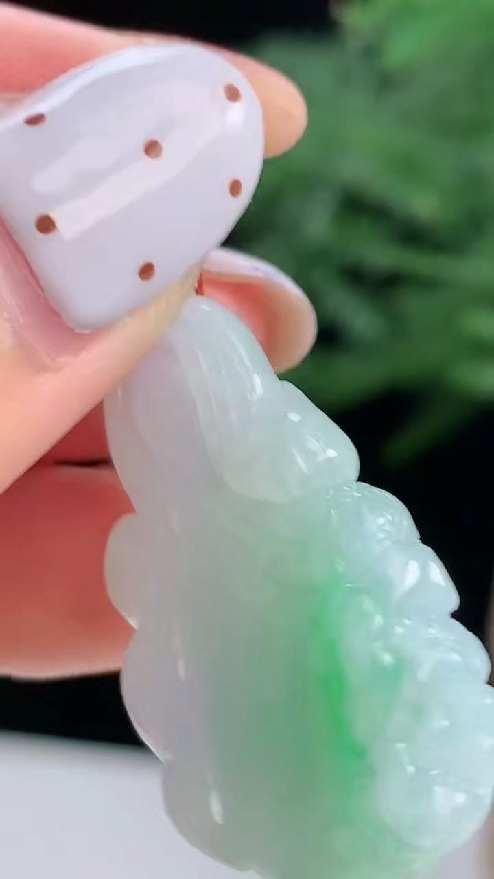 天然A货翡翠白菜吊坠，尺寸35-17-8 重量:7.55g
8月17日