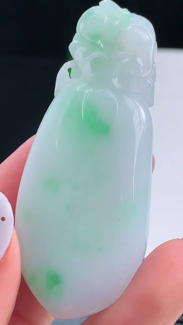 天然A货翡翠福瓜吊坠，尺寸65.5-27.5-12 重量:42.10g
8月17日