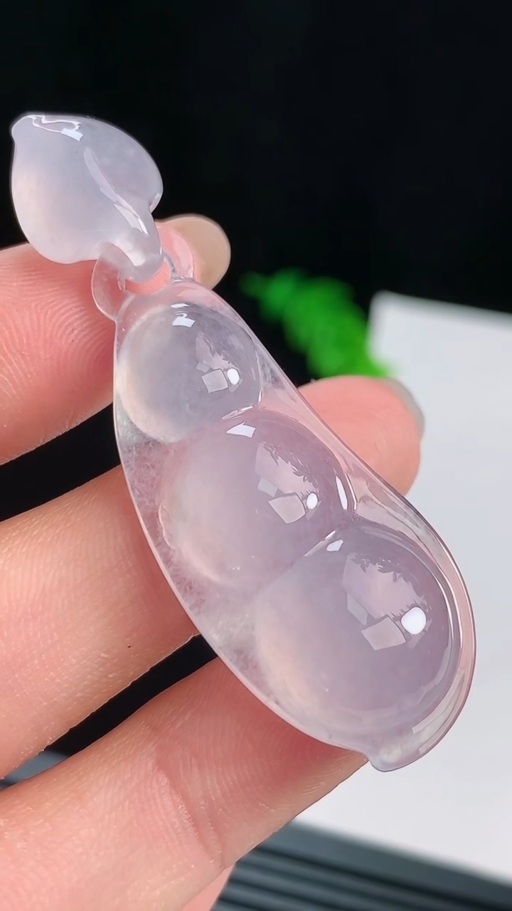 天然A货翡翠种白冰福豆吊坠，尺寸44-18-8.2 重量:10.73g
8月17日