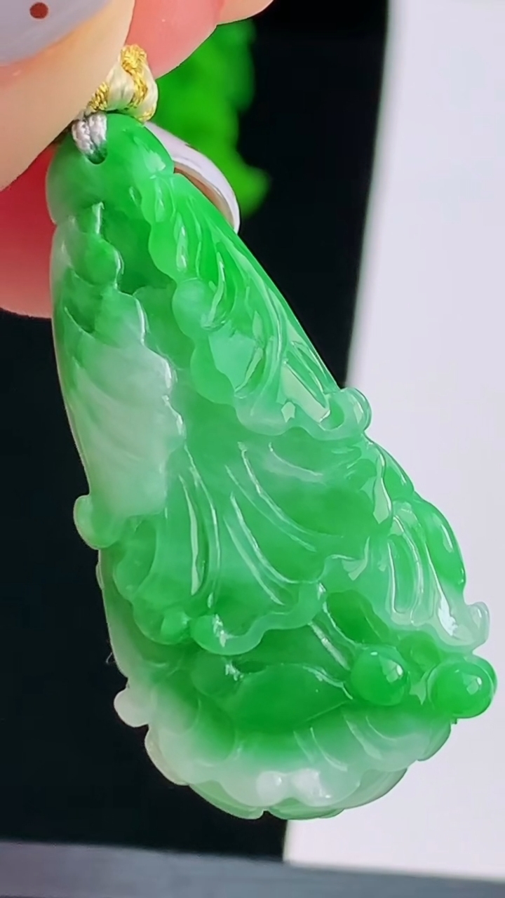 天然A货翡翠白菜吊坠，尺寸37.5-20-12.2 重量:12.16g
8月17日