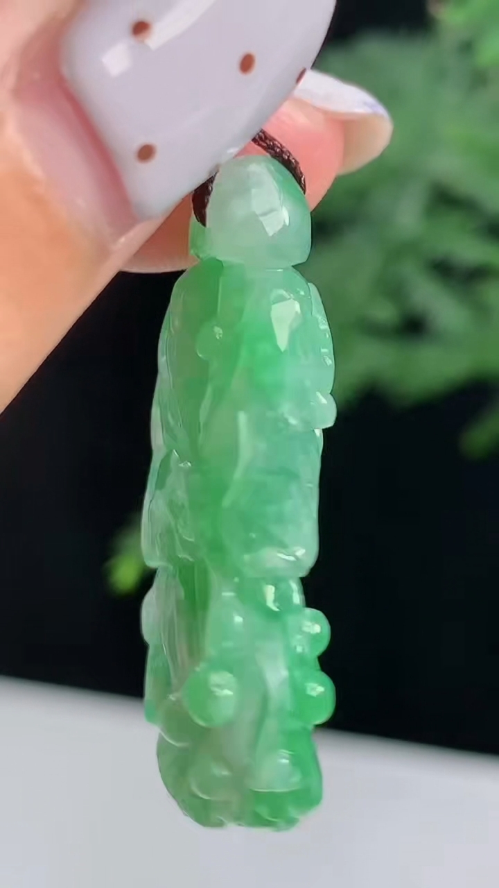 天然A货翡翠白菜吊坠，尺寸37-16-8.5 重量:7.66g
8月17日