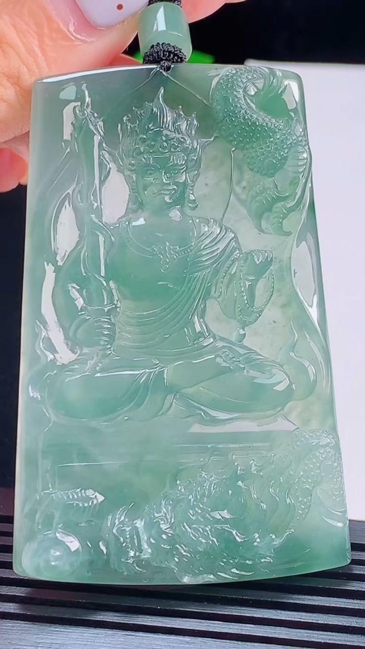 天然A货翡翠种飘花祥龙不动明王吊坠，尺寸70-44-5.2 重量:28.84g
8月17日