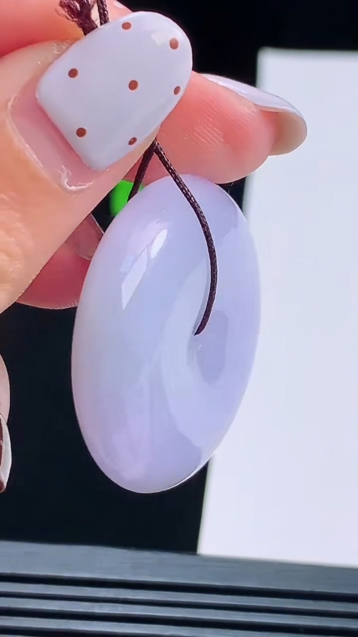 天然A货翡翠紫罗兰平安扣吊坠，尺寸32.5-8.8 重量:20.11g
8月17日