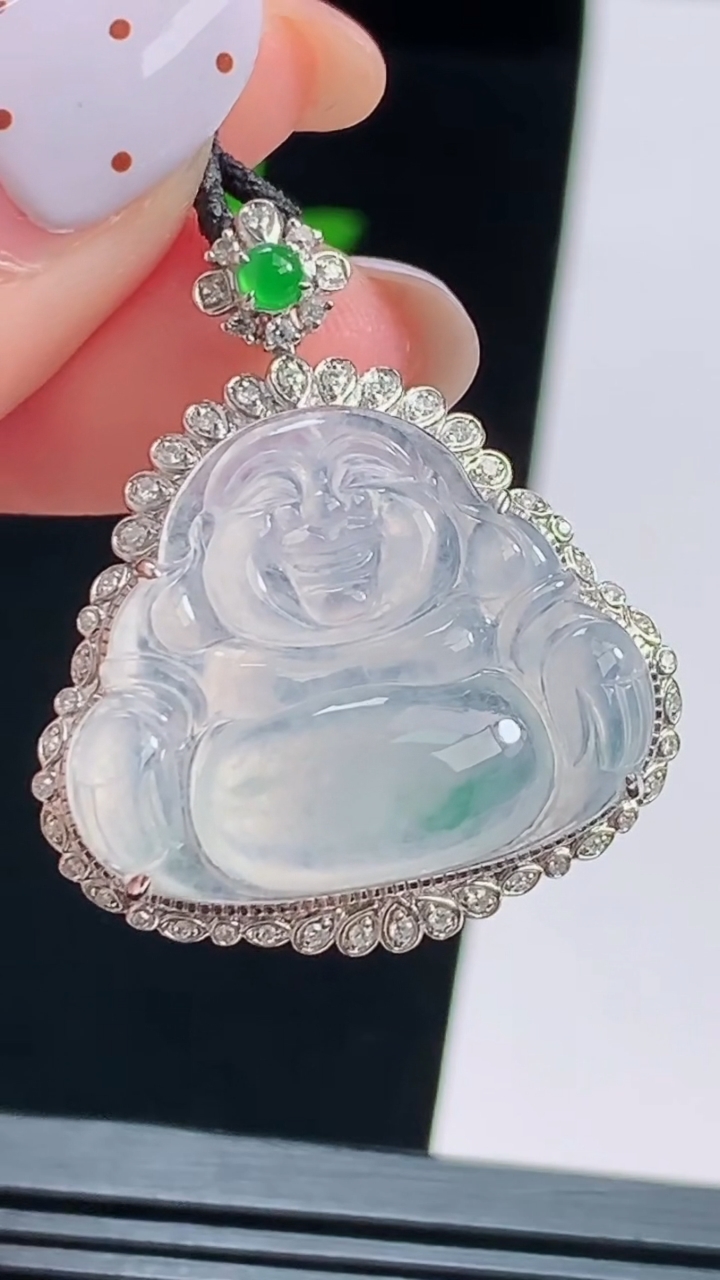 天然A货翡翠种飘花佛公吊坠，尺寸32.2-28-9.5，裸石20-25 重量:5.76g
8月17日
