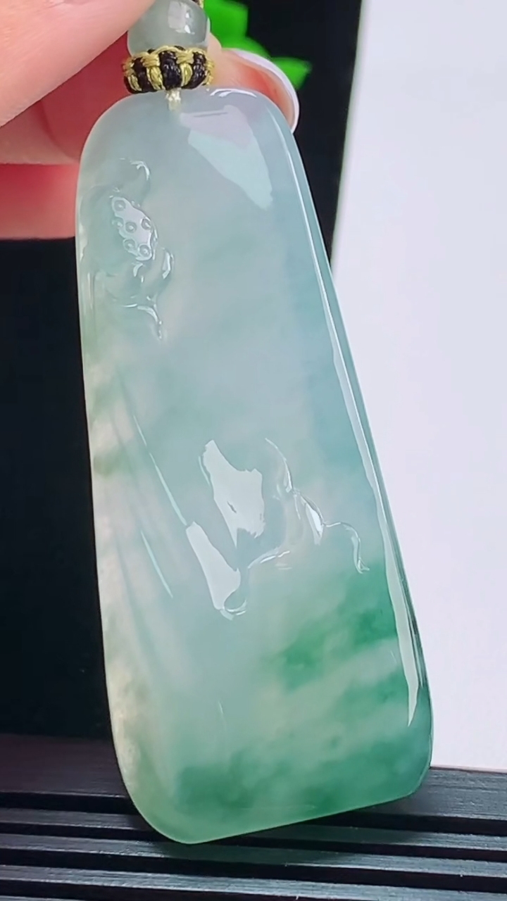 天然A货翡翠冰种飘花无相观音吊坠，尺寸56-24-5.6 重量:20.64g
8月17日