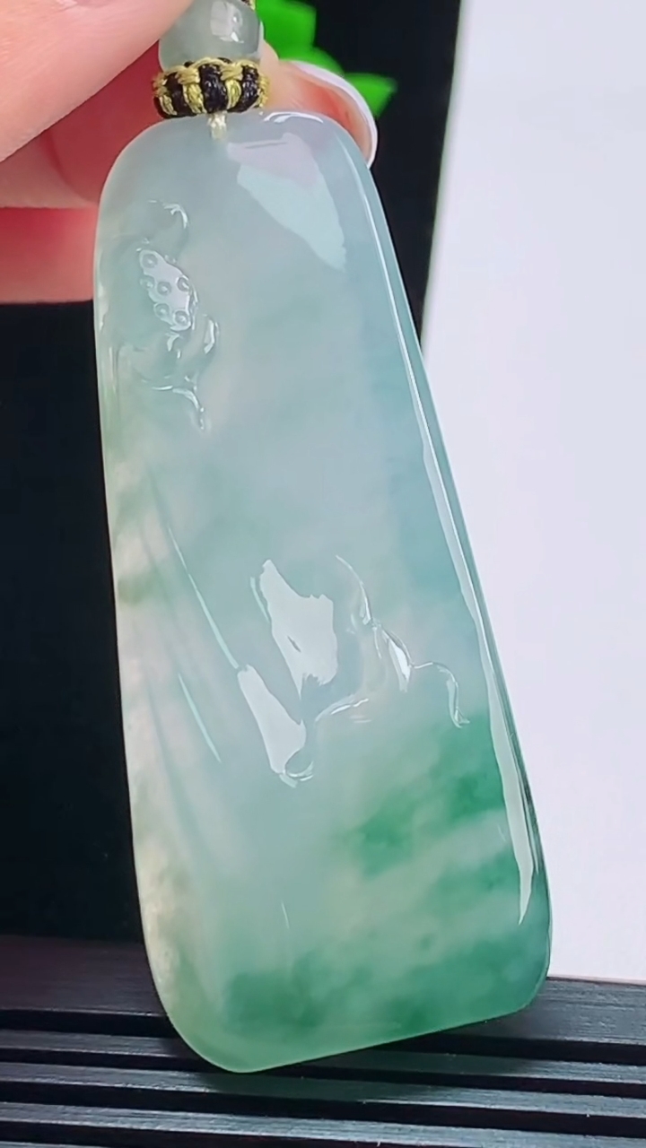 天然A货翡翠冰种飘花无相观音吊坠，尺寸56-24-5.6 重量:20.64g
8月17日