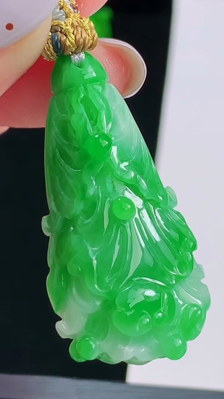 天然A货翡翠白菜吊坠，尺寸37.5-20-12.2 重量:12.16g
8月17日
