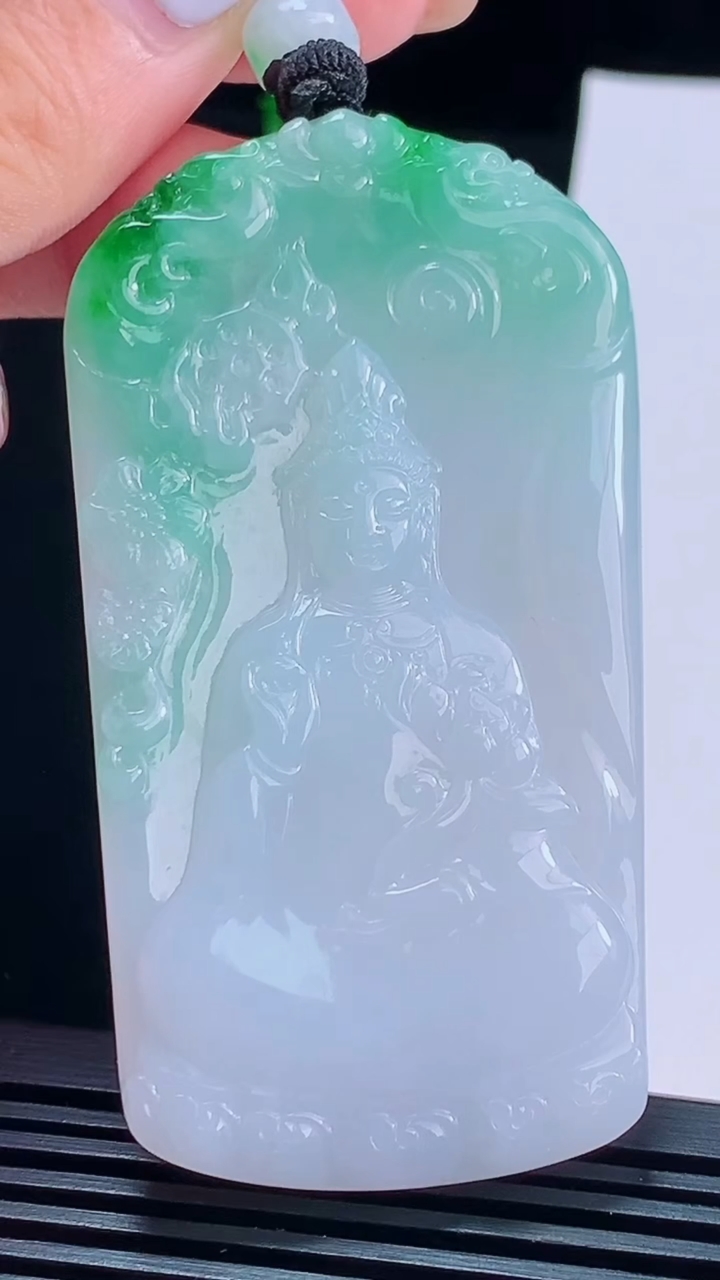 天然A货翡翠大势至菩萨吊坠，尺寸72.8-39.2-5.2 重量:40.58g
8月17日