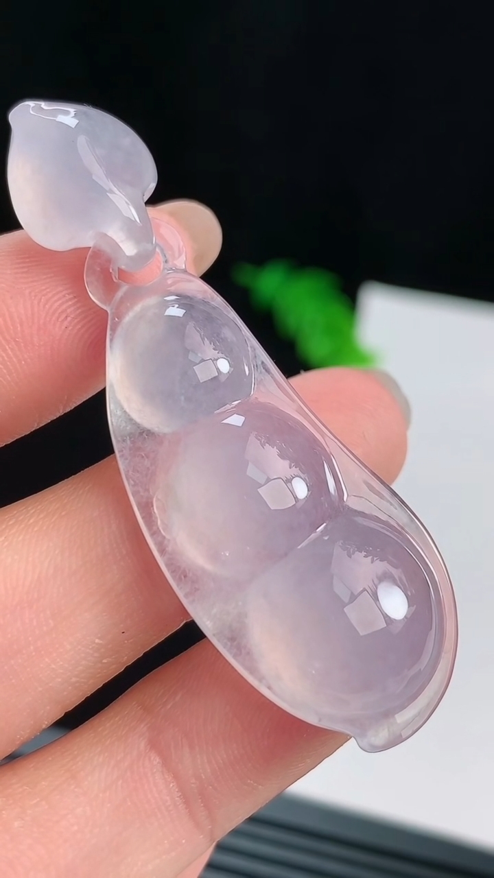 天然A货翡翠种白冰福豆吊坠，尺寸44-18-8.2 重量:10.73g
8月17日