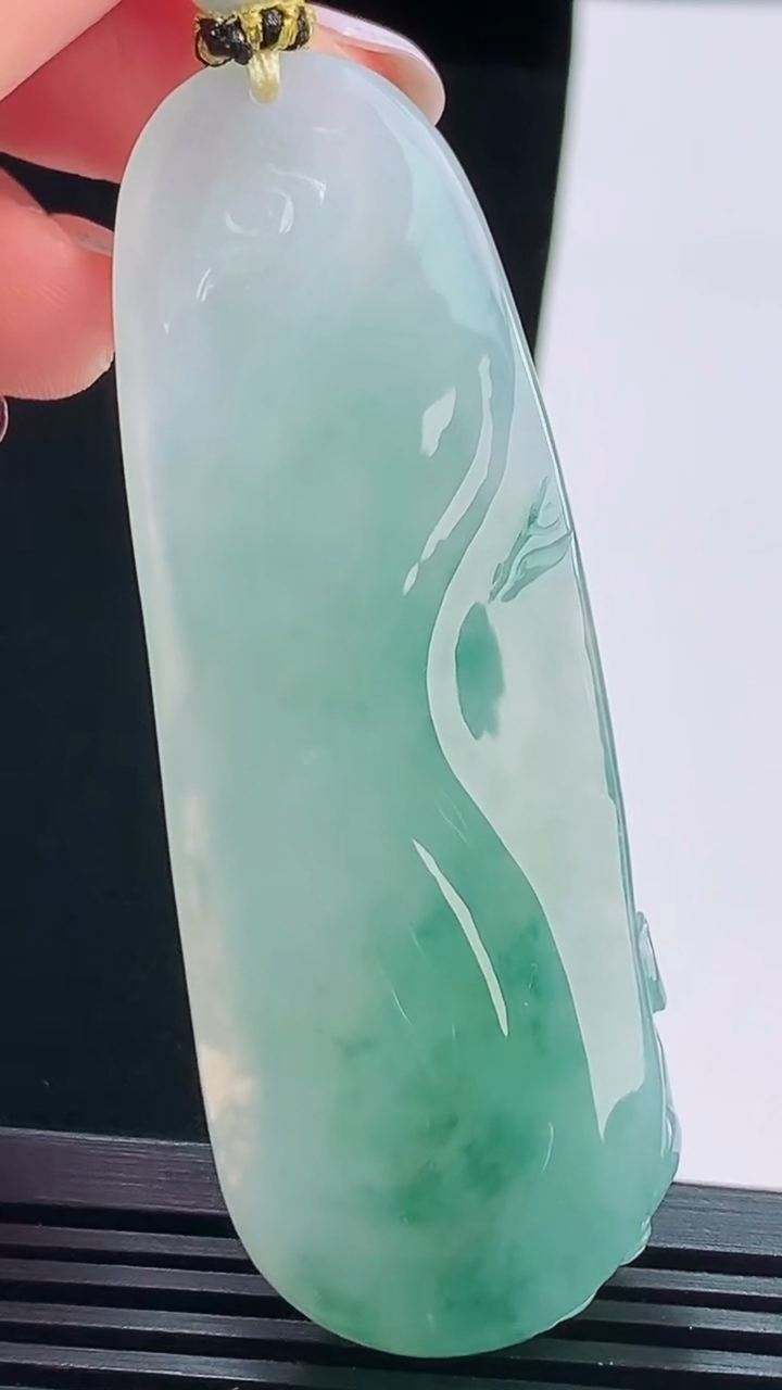 天然A货翡翠种飘花文殊菩萨吊坠，尺寸70.8-25-11.5 重量:37.79g
8月17日
