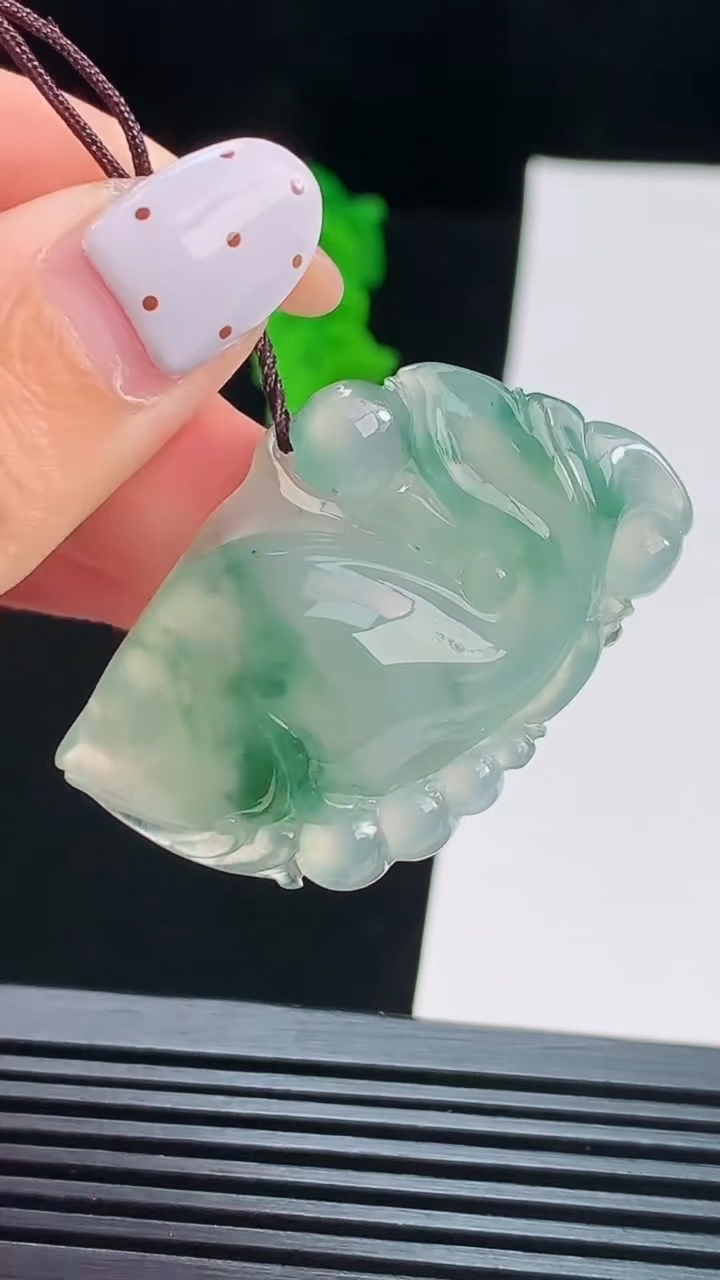 天然A货翡翠冰种飘花年年有余吊坠，尺寸41-26-9 重量:13.22g
8月17日