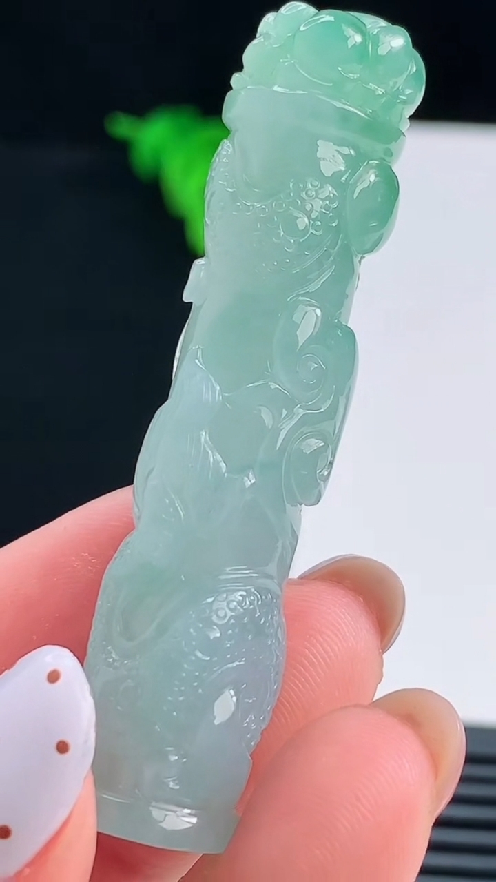 天然A货翡翠龙柱吊坠，尺寸55.6-12.6重量:18.53g
8月17日